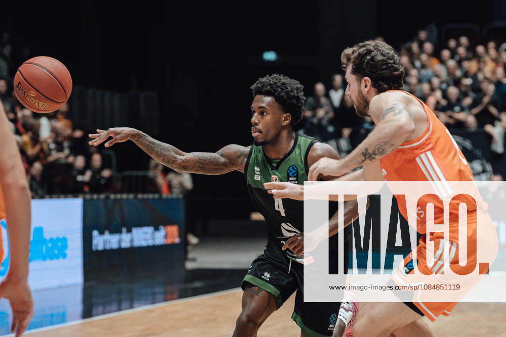 Game Day 4 of the Basketball Eurocup: Niners Chemnitz vs. Slask Wroclaw, October 21, 2026, starting at 7:00 p.m., Chemnitz, Chemnitz Arena. Pictured: No. 3 Malik Parsons, No. 25 Ben Burnham. Game Day 4 of the Basketball Eurocup: Niners Chemnitz vs. Slask Wroclaw, Chemnitz, Saxony, Germany