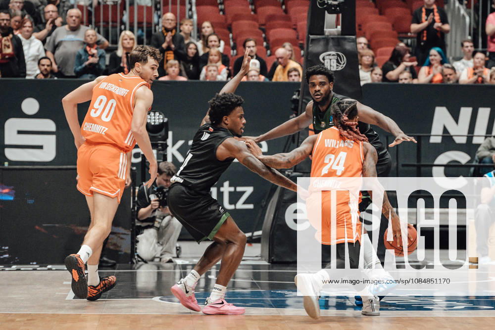 Game Day 4 of the Basketball Eurocup: Niners Chemnitz vs. Slask Wroclaw, October 21, 2026, starting at 7:00 p.m., Chemnitz, Chemnitz Arena. Pictured: No. 24 Cobe Williams, No. 90 Jannis von Seckendorf. Matchday 4 of the Basketball Eurocup: Niners Chemnitz vs. Slask Wroclaw, Chemnitz, Saxony, Germany