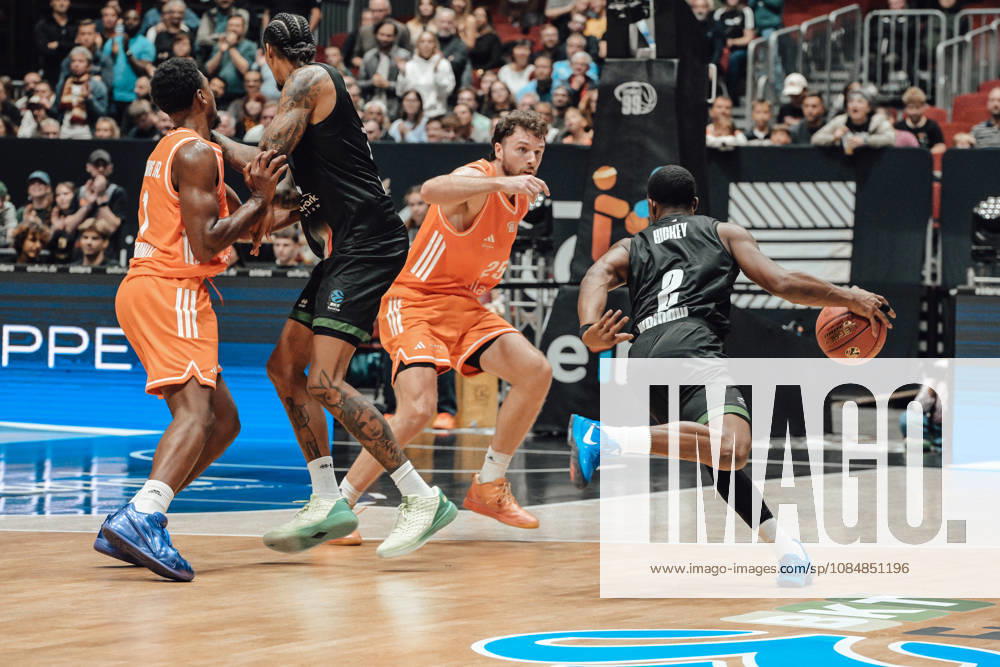 Game Day 4 of the Basketball Eurocup: Niners Chemnitz vs. Slask Wroclaw, October 21, 2026, starting at 7:00 p.m., Chemnitz, Chemnitz Arena. Pictured: 02 Anthonny Hickey, 25 Ben Burnham. Game Day 4 of the Basketball Eurocup: Niners Chemnitz vs. Slask Wroclaw, Chemnitz, Saxony, Germany