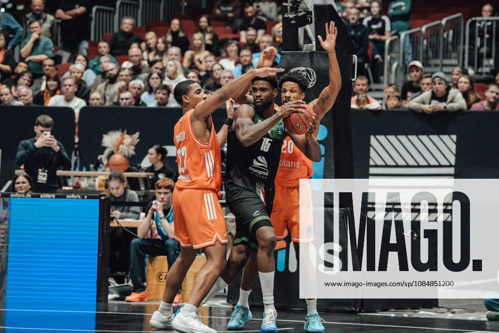 Game Day 4 of the Basketball Eurocup: Niners Chemnitz vs. Slask Wroclaw, October 21, 2026, starting at 7:00 p.m., Chemnitz, Chemnitz Arena. In Photo 02: Stefan Smith, 20 Urald King, 15 John Egbunu. Game Day 4 of the Basketball Eurocup: Niners Chemnitz vs. Slask Wroclaw, Chemnitz, Saxony, Germany