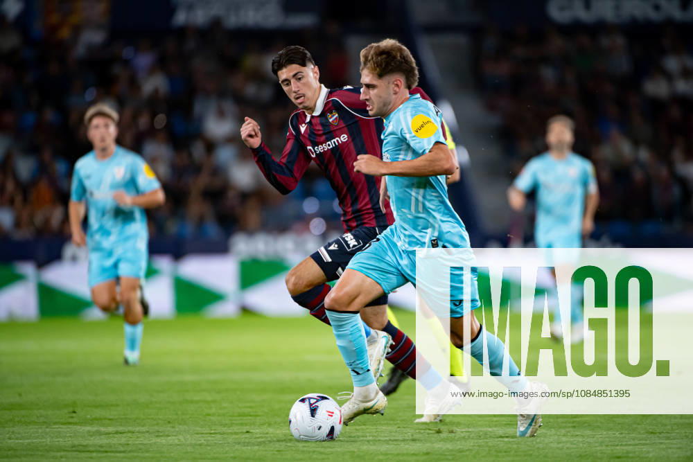 ROBERT NAVARRO of Athletic Club runs with the ball during the LaLiga EA Sports, match between Levante UD and Athletic Club at Ciutat de Valencia stadium Valencia Spain - ZUMAs385 20261021_zsp_s385_005