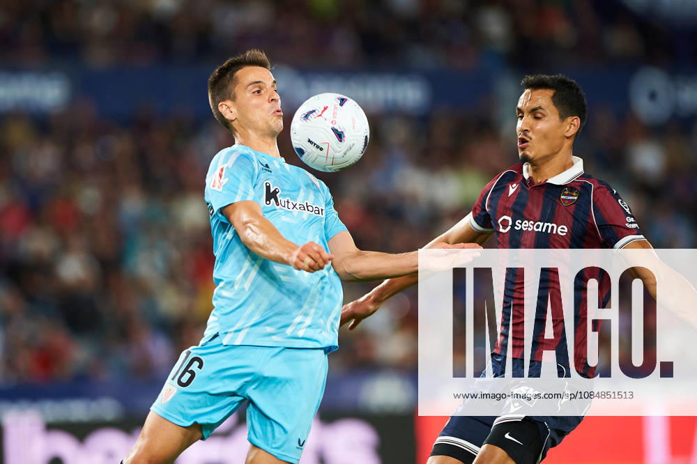 Inigo Ruiz de Galarreta (Athletic Club) and Aissa Mandi (Levante UD) during the LaLiga EA Sports match between Levante UD and Athletic Club at Estadi Ciutat de València on October 21, 2026 in Valencia, Spain. -