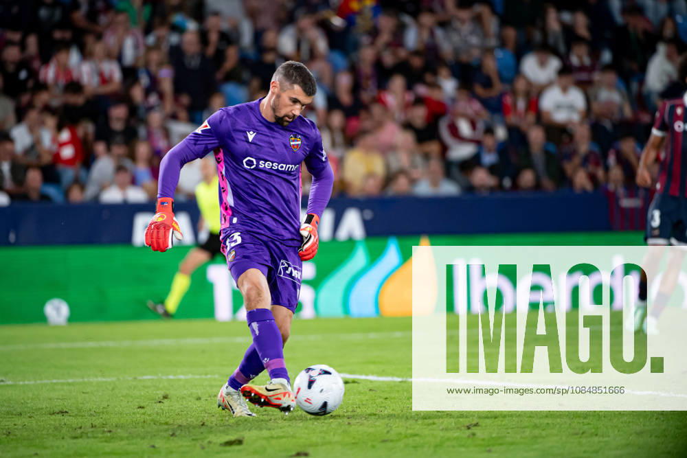 MATHEW RYAN of Levante UD shoot the ball during the LaLiga EA Sports, match between Levante UD and Athletic Club at Ciutat de Valencia stadium Valencia Spain - ZUMAs385 20261021_zsp_s385_010