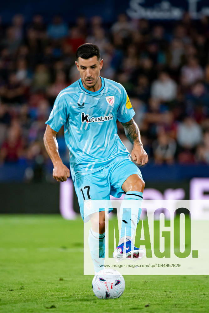 YURI BERCHICHE IZETA of Athletic Club controls the ball during the LaLiga EA Sports, match between Levante UD and Athletic Club at Ciutat de Valencia stadium Soccer 2026: LaLiga: Levante UD - Athletic Club - ZUMAs385 20261021_zsp_s385_014