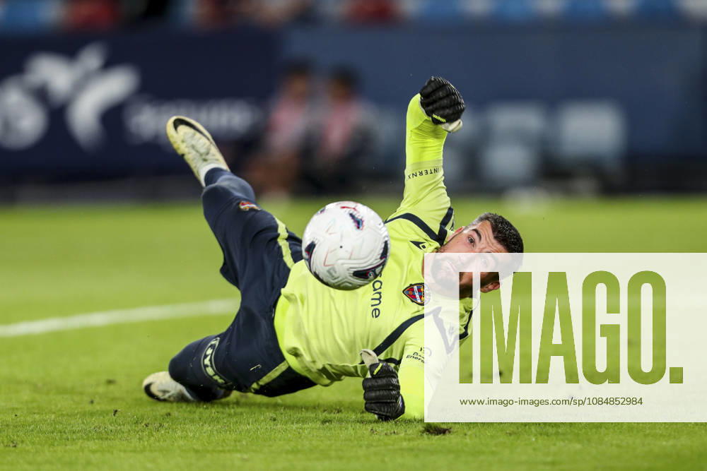 Mathew Ryan of Levante UD warms up during the Spanish league, LaLiga EA Sports, football match played between Levante UD and Athletic Club at Ciutat de Valencia stadium on October 21, 2026, in Valencia, Spain. Valencia SPAIN - ZUMAa181 20261021_zaa_a181_029