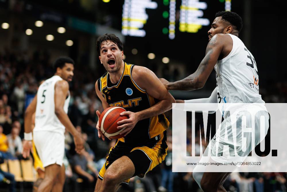 Benedict Turudic (KK Croatia Split) im Zweikampf mit Ejiofor Onu (Gladiators Trier), Aktion Action Vet Concept Gladiators Trier vs KK Split, Basketball, FIBA Europe Cup, 3. Spieltag, Saison 2026 2027, 21.10.2026 Vet Concept Gladiators Trier vs KK Split, Basketball, FIBA Europe Cup, 3. Spieltag, Saison 2026 2027