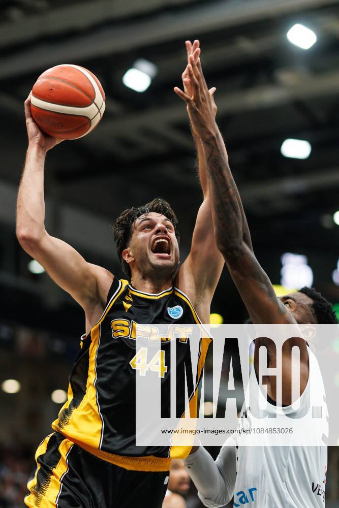 Benedict Turudic (KK Croatia Split) im Zweikampf mit Ejiofor Onu (Gladiators Trier), Aktion Action Vet Concept Gladiators Trier vs KK Split, Basketball, FIBA Europe Cup, 3. Spieltag, Saison 2026 2027, 21.10.2026 Vet Concept Gladiators Trier vs KK Split, Basketball, FIBA Europe Cup, 3. Spieltag, Saison 2026 2027