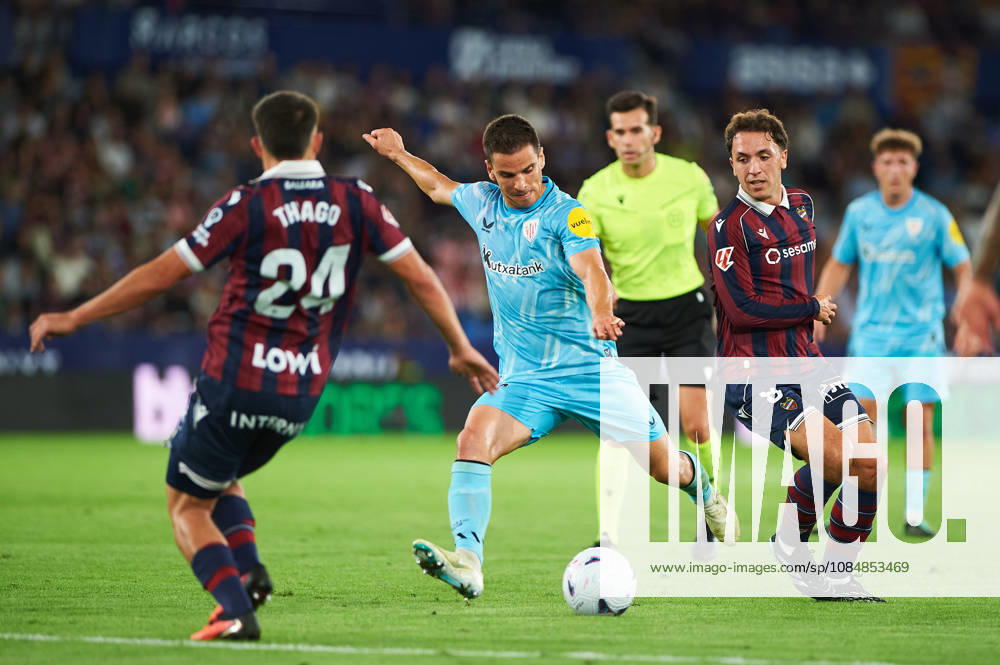 Inigo Ruiz de Galarreta (Athletic Club) during the LaLiga EA Sports match between Levante UD and Athletic Club at Estadi Ciutat de València on October 21, 2026 in Valencia, Spain. -