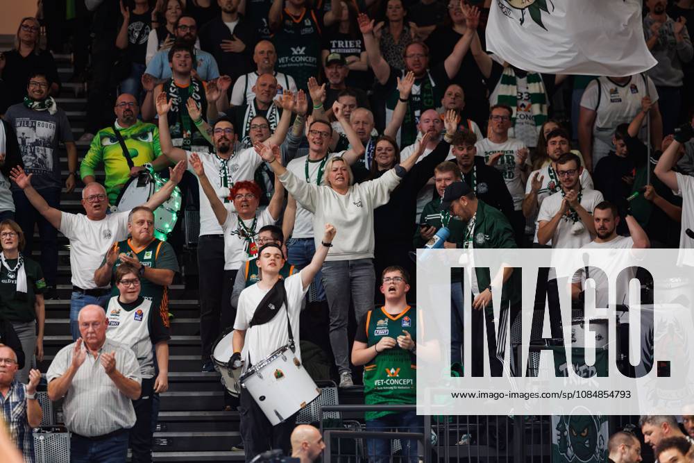 Fanblock Trier jubelt, Jubel, Freude, Emotionen Vet Concept Gladiators Trier vs KK Split, Basketball, FIBA Europe Cup, 3. Spieltag, Saison 2026 2027, 21.10.2026 Vet Concept Gladiators Trier vs KK Split, Basketball, FIBA Europe Cup, 3. Spieltag, Saison 2026 2027