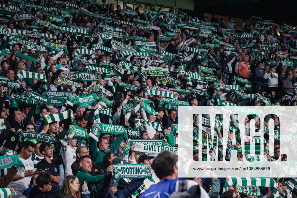 SOCCER - UEFA CL, Sporting vs LASK LISBON,PORTUGAL,21.OCT.26 - SOCCER - UEFA Champions League, Sporting Club de Portugal vs Linzer ASK. Image shows a feature with fans of Sporting. GEPAxpictures xManuelxBinder