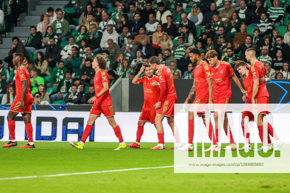 SOCCER - UEFA CL, Sporting vs LASK LISBON,PORTUGAL,21.OCT.26 - SOCCER - UEFA Champions League, Sporting Club de Portugal vs Linzer ASK. Image shows the rejoicing of the team LASK. GEPAxpictures xManuelxBinder