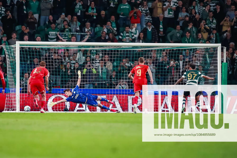 SOCCER - UEFA CL, Sporting vs LASK LISBON,PORTUGAL,21.OCT.26 - SOCCER - UEFA Champions League, Sporting Club de Portugal vs Linzer ASK. Image shows Lukas Jungwirth (LASK). Keywords: Penalty. GEPAxpictures xManuelxBinder
