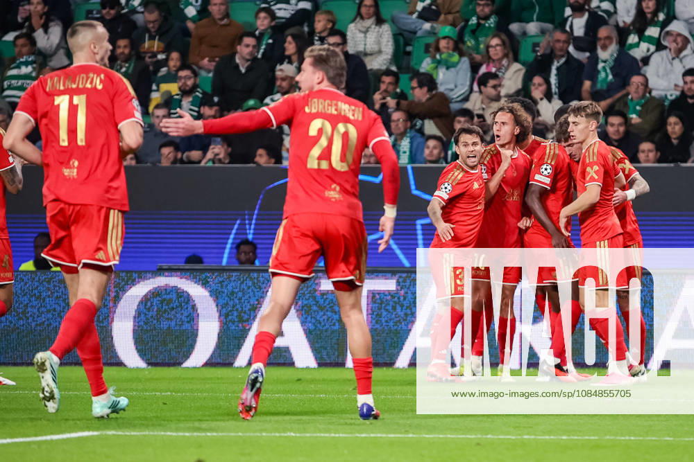 SOCCER - UEFA CL, Sporting vs LASK LISBON,PORTUGAL,21.OCT.26 - SOCCER - UEFA Champions League, Sporting Club de Portugal vs Linzer ASK. Image shows the rejoicing of the team LASK. GEPAxpictures xManuelxBinder