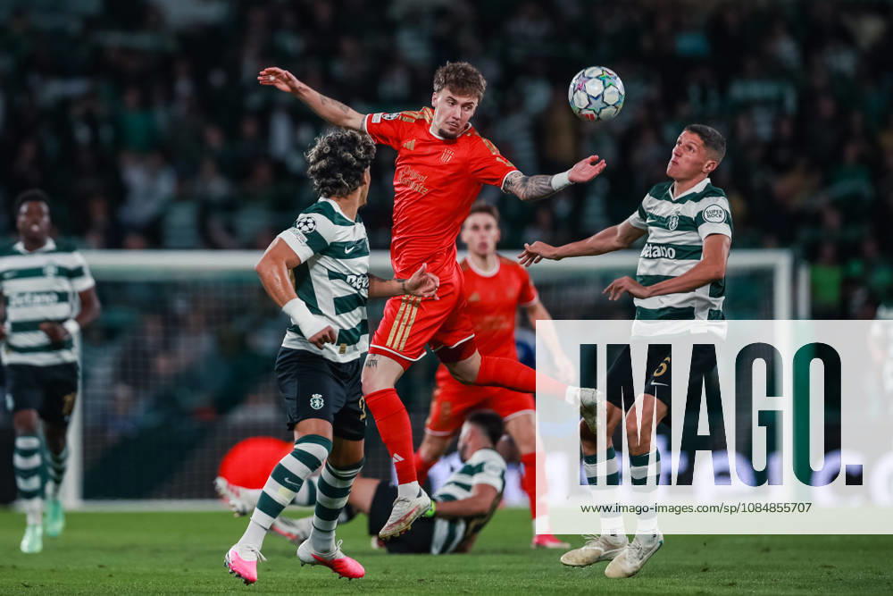 SOCCER - UEFA CL, Sporting vs LASK LISBON,PORTUGAL,21.OCT.26 - SOCCER - UEFA Champions League, Sporting Club de Portugal vs Linzer ASK. Image shows Christoph Lang (LASK) and Sergi Altimira (Sporting). GEPAxpictures xManuelxBinder