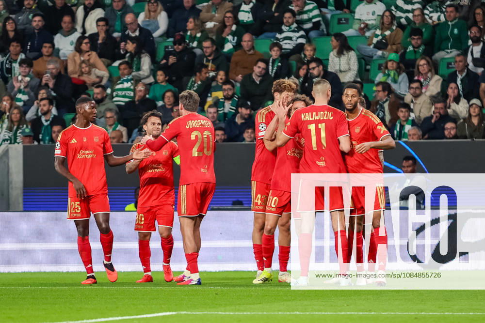 SOCCER - UEFA CL, Sporting vs LASK LISBON,PORTUGAL,21.OCT.26 - SOCCER - UEFA Champions League, Sporting Club de Portugal vs Linzer ASK. Image shows the rejoicing of the team LASK. GEPAxpictures xManuelxBinder