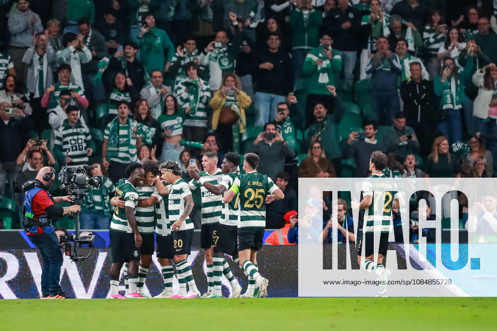 SOCCER - UEFA CL, Sporting vs LASK LISBON,PORTUGAL,21.OCT.26 - SOCCER - UEFA Champions League, Sporting Club de Portugal vs Linzer ASK. Image shows the rejoicing of the team Sporting. GEPAxpictures xManuelxBinder