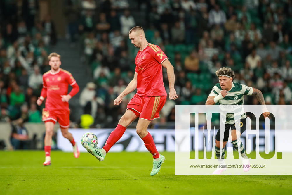 SOCCER - UEFA CL, Sporting vs LASK LISBON,PORTUGAL,21.OCT.26 - SOCCER - UEFA Champions League, Sporting Club de Portugal vs Linzer ASK. Image shows Sasa Kalajdzic (LASK) and Maxi Araujo (Sporting). GEPAxpictures xManuelxBinder