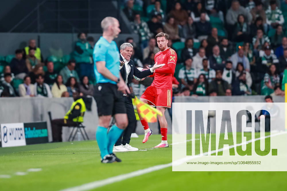 SOCCER - UEFA CL, Sporting vs LASK LISBON,PORTUGAL,21.OCT.26 - SOCCER - UEFA Champions League, Sporting Club de Portugal vs Linzer ASK. Image shows head coach Dietmar Kuehbauer (LASK). GEPAxpictures xManuelxBinder