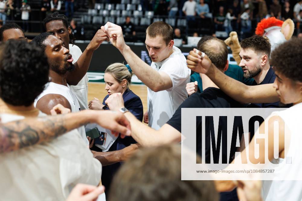 Teamkreis Gladiators Trier, Emotionen, Geste, Gestik, Mimik Vet Concept Gladiators Trier vs KK Split, Basketball, FIBA Europe Cup, 3. Spieltag, Saison 2026 2027, 21.10.2026 Vet Concept Gladiators Trier vs KK Split, Basketball, FIBA Europe Cup, 3. Spieltag, Saison 2026 2027