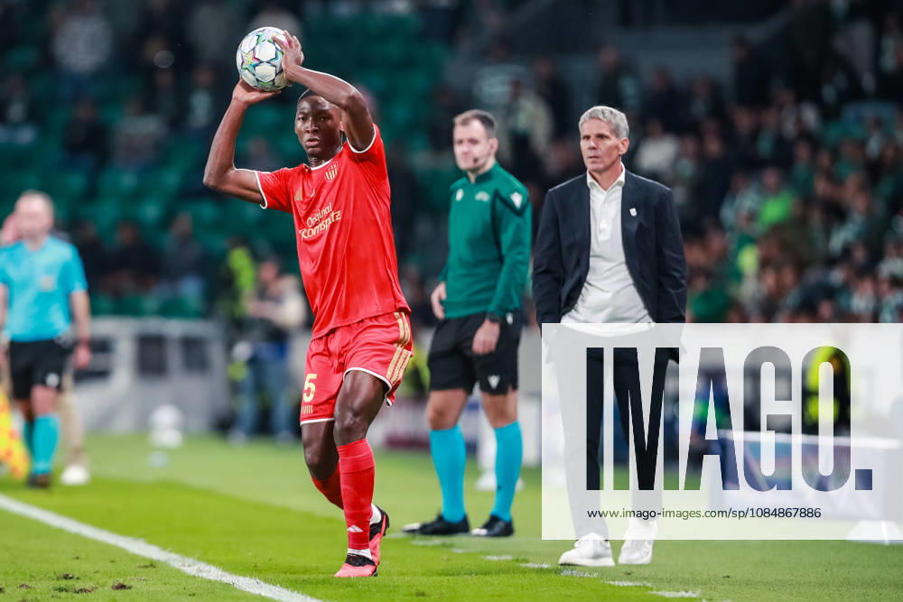 SOCCER - UEFA CL, Sporting vs LASK LISBON,PORTUGAL,21.OCT.26 - SOCCER - UEFA Champions League, Sporting Club de Portugal vs Linzer ASK. Image shows Yvan Dibango (LASK) and head coach Dietmar Kuehbauer (LASK). GEPAxpictures xManuelxBinder