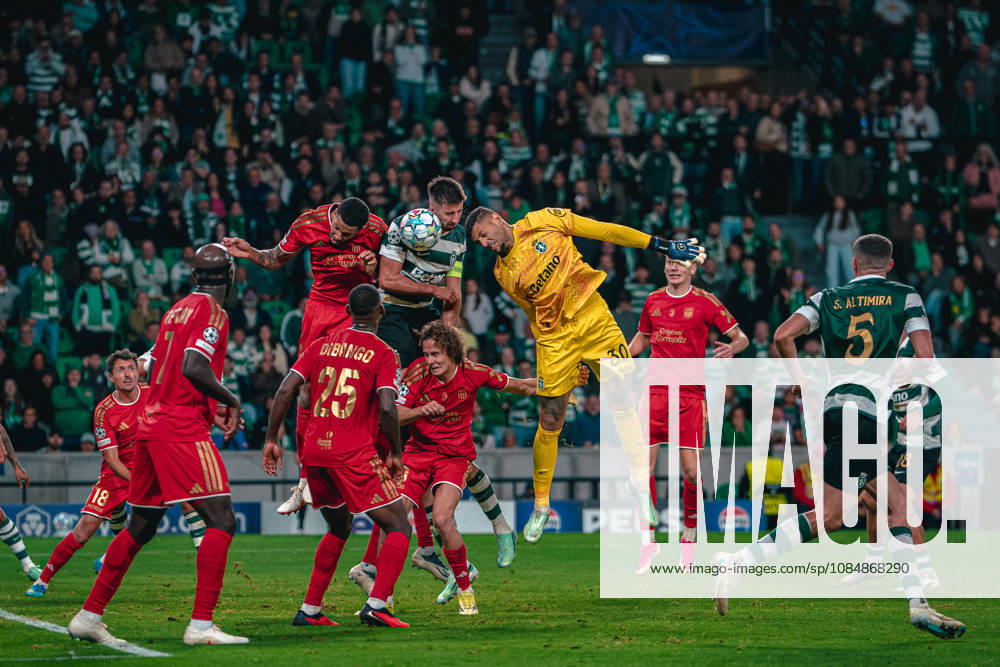 LISBON, PORTUGAL - OCTOBER 21: Sporting CP goalkeeper Kaique Pereira challenges for the ball during the UEFA Champions League match against LASK at Estadio Jose Alvalade on October 21, 2026 in Lisbon, Portugal. ZUMA Press Wire Lisbon Portugal - ZUMAs390 20261021_zsp_s390_012