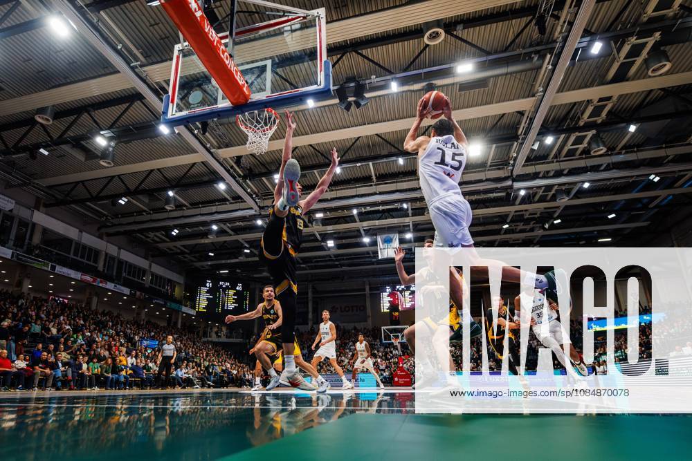 Jordan Roland (Gladiators Trier) unter Korb im Zweikampf mit Mindaugas Kacinas (KK Croatia Split), Aktion Action Vet Concept Gladiators Trier vs KK Split, Basketball, FIBA Europe Cup, 3. Spieltag, Saison 2026 2027, 21.10.2026 Vet Concept Gladiators Trier vs KK Split, Basketball, FIBA Europe Cup, 3. Spieltag, Saison 2026 2027