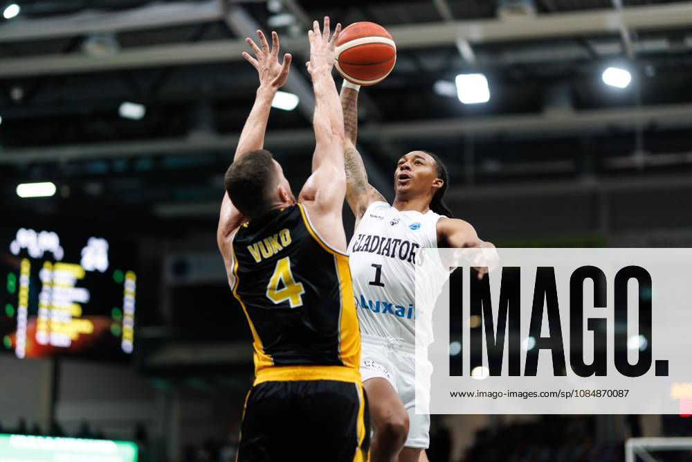 Austin Crowley (Gladiators Trier) im Zweikampf mit Tonko Vuko (KK Croatia Split), Aktion Action Vet Concept Gladiators Trier vs KK Split, Basketball, FIBA Europe Cup, 3. Spieltag, Saison 2026 2027, 21.10.2026 Vet Concept Gladiators Trier vs KK Split, Basketball, FIBA Europe Cup, 3. Spieltag, Saison 2026 2027