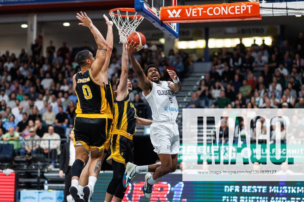 Justin Simon (Gladiators Trier) unterm Korb im Zweikampf mit Nick Johnson (KK Croatia Split) und Mindaugas Kacinas (KK Croatia Split), Aktion Action Vet Concept Gladiators Trier vs KK Split, Basketball, FIBA Europe Cup, 3. Spieltag, Saison 2026 2027, 21.10.2026 Vet Concept Gladiators Trier vs KK Split, Basketball, FIBA Europe Cup, 3. Spieltag, Saison 2026 2027