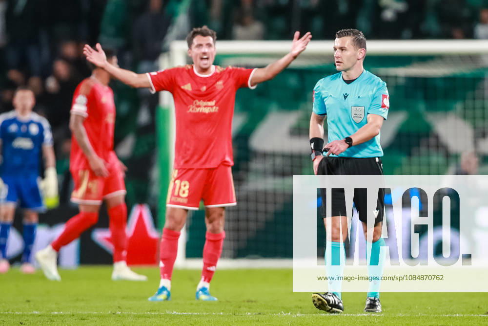 SOCCER - UEFA CL, Sporting vs LASK LISBON,PORTUGAL,21.OCT.26 - SOCCER - UEFA Champions League, Sporting Club de Portugal vs Linzer ASK. Image shows the disappointment of Alessandro Schoepf (LASK) and referee Nick Walsh (SCO). GEPAxpictures xManuelxBinder