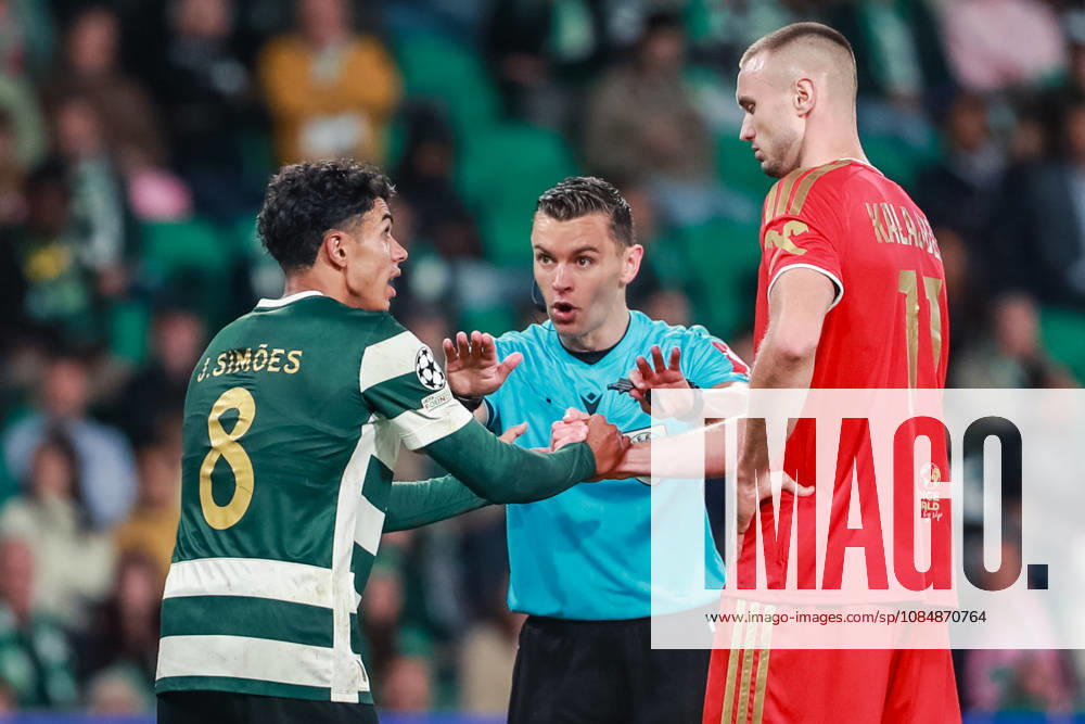 SOCCER - UEFA CL, Sporting vs LASK LISBON,PORTUGAL,21.OCT.26 - SOCCER - UEFA Champions League, Sporting Club de Portugal vs Linzer ASK. Image shows Joao Simoes (Sporting), referee Nick Walsh (SCO) and Sasa Kalajdzic (LASK). GEPAxpictures xManuelxBinder