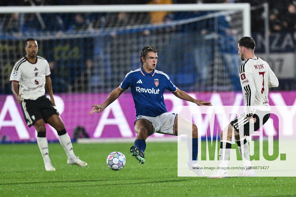 SOCCER - UEFA Champions League - Como 1907 vs. Manchester United, ManU Photo by IPA ABACAPRESS.COM90019131 - Nico Paz of Como 1907 and Mason Mount of Manchester United F.C. are in action during the UEFA Champions League Matchday 3 soccer match between Como 1907 and Manchester United F.C. at the Giuseppe Sinigaglia Stadium on October 21, 2026, in Como, Italy. Como Italy