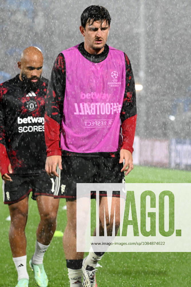 IPA90024379 - Harry Maguire Manchester United, ManU during the pre-match warm-up for the Como 1907 vs. Manchester United UEFA Champions League soccer match in Como, Italy, on October 21, 2026