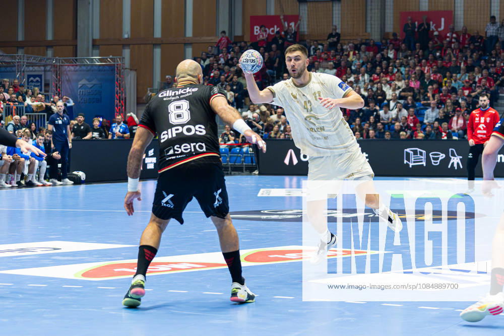 Kassel, Deutschland 22. Oktober 2026: EHF Champions League - 2026 2027 - Gruppenphase - Gruppe B - Sp. 5 - MT Melsungen gegen Orlen Wisla Plock Im Bild: v. li. im Zweikampf Adrian Sipos Adrian Sipos (MT) und Zoran IliÄ‡ Ilic (SPR) Rothenbach-Halle Hessen
