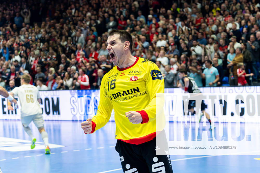 Kassel, Deutschland 22. Oktober 2026: EHF Champions League - 2026 2027 - Gruppenphase - Gruppe B - Sp. 5 - MT Melsungen gegen Orlen Wisla Plock Im Bild: Torhüter NebojÅ¡a SimiÄ‡ Nebojsa Simic (MT) jubelt Rothenbach-Halle Hessen
