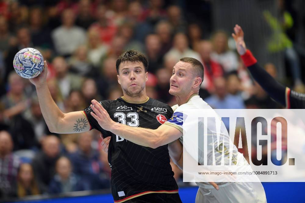 Aaron Mensing (MT Melsungen 33) (am Ball), Michal Daszek (Wisla Plock 3) (R) , GER, MT Melsungen - Orlen Wisla Plocks (POL), Handball, Champions League Maenner, Group Matches, Saison 2026 2027, 22.10.2026, GER, MT Melsungen - Orlen Wisla Plock, CL Maenner, Group Match, Saison 2026 2027, 22.10.2026 Kassel