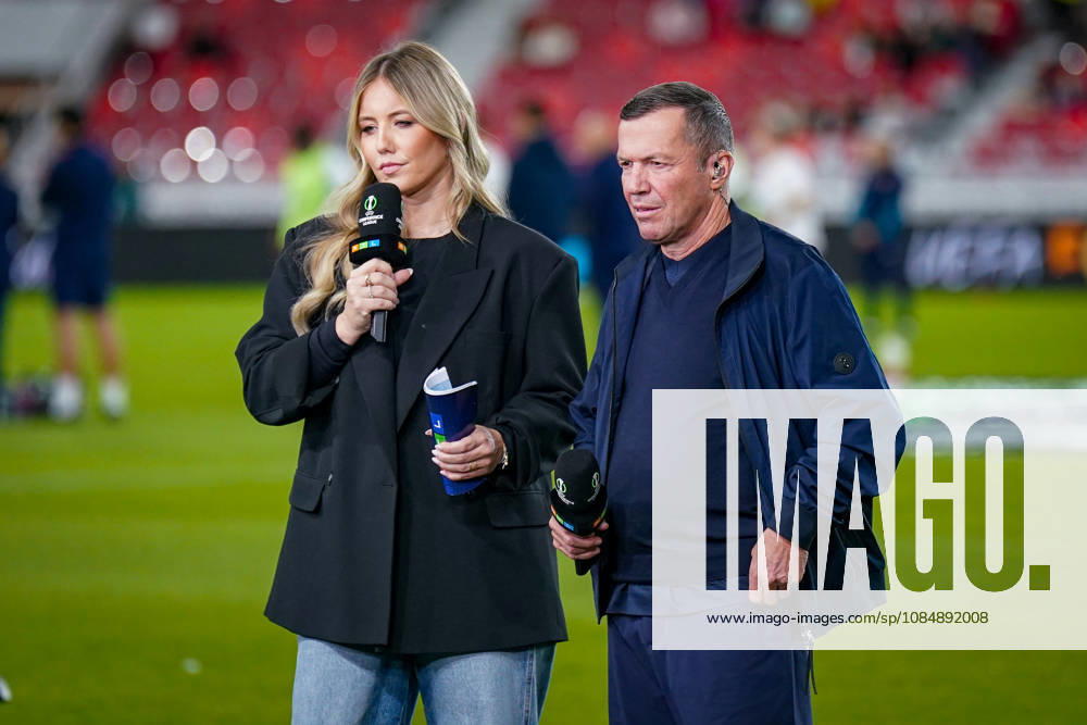 Fussball UEFA Conference League 2026 - 2027, 2. Spieltag - AS Monaco vs SC Freiburg - Stadion Louis II (Monaco): RTL-Sportmoderatorin Laura Papendick (links) und Fussball-Weltmeister sowie TV-Experte Lothar Matthäus (rechts) bei der Live-Moderation am Spielfeldrand. Beide halten Mikrofone der UEFA Conference League. Fernsehübertragung, Sportjournalismus, TV-Moderation, Fussballexperte, Rekordnationalspieler, Weltmeister 1990, RTL, RTL+, Medien, Fernsehen, Live-Berichterstattung, Europapokal, Porträt.