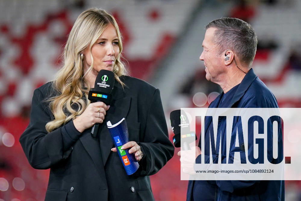 Fussball UEFA Conference League 2026 - 2027, 2. Spieltag - AS Monaco vs SC Freiburg - Stadion Louis II (Monaco): RTL-Sportmoderatorin Laura Papendick (links) und Fussball-Weltmeister sowie TV-Experte Lothar Matthäus (rechts) bei der Live-Moderation am Spielfeldrand. Beide halten Mikrofone der UEFA Conference League. Fernsehübertragung, Sportjournalismus, TV-Moderation, Fussballexperte, Rekordnationalspieler, Weltmeister 1990, RTL, RTL+, Medien, Fernsehen, Live-Berichterstattung, Europapokal, Porträt.