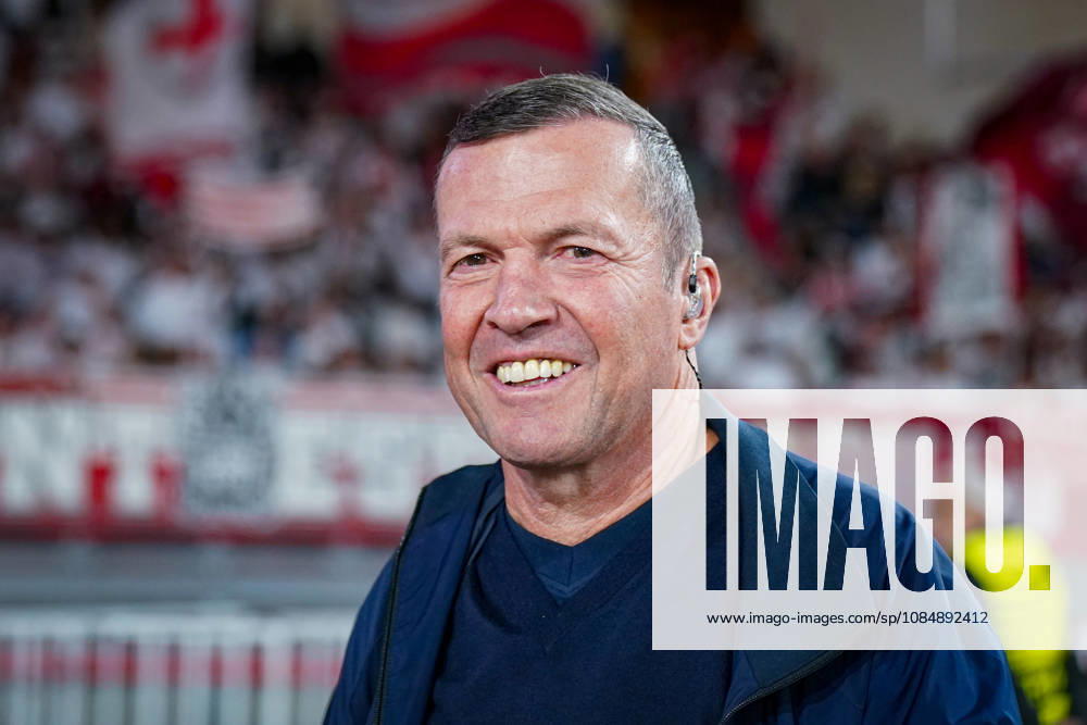 Fussball UEFA Conference League 2026 - 2027, 2. Spieltag - AS Monaco vs SC Freiburg - Stadion Louis II (Monaco): Porträt von Lothar Matthäus, ehemaliger Fussballprofi, Weltmeister 1990, Rekordnationalspieler der deutschen Nationalmannschaft und TV-Experte bei RTL. Matthäus lächelt am Spielfeldrand in die Kamera und trägt einen dunkelblauen Pullover, eine Jacke sowie einen In-Ear-Kopfhörer. Im Hintergrund Zuschauer und Fans auf der Tribüne. Fussballlegende, Fussballexperte, Sportjournalismus, Fernsehen, RTL, Live-Übertragung, Europapokal, Medien, Porträt.