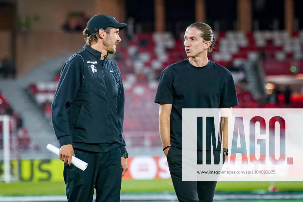 Fussball UEFA Conference League 2026 - 2027, 2. Spieltag - AS Monaco vs SC Freiburg - Stadion Louis II (Monaco): Julian Schuster (Trainer, SC Freiburg) und Luis Filipe (Trainer, AS Monaco) im Gespräch vor dem Spiel