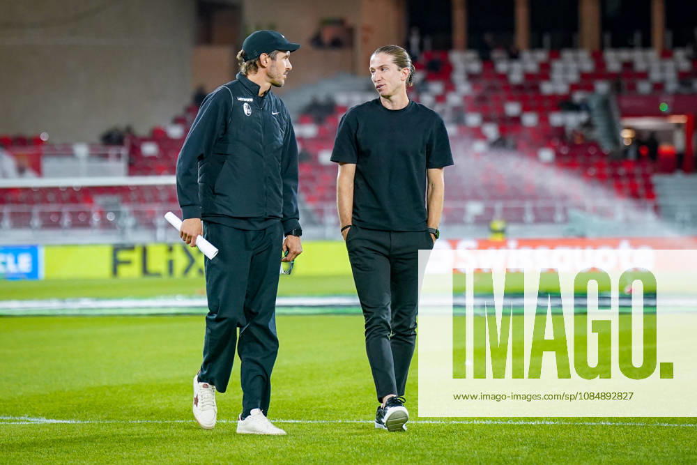 Fussball UEFA Conference League 2026 - 2027, 2. Spieltag - AS Monaco vs SC Freiburg - Stadion Louis II (Monaco): Julian Schuster (Trainer, SC Freiburg) und Luis Filipe (Trainer, AS Monaco) im Gespräch vor dem Spiel