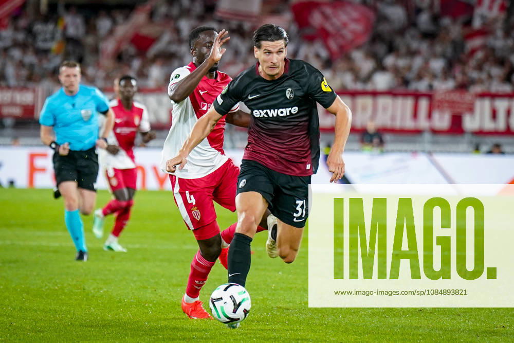 Fussball UEFA Conference League 2026 - 2027, 2. Spieltag - AS Monaco vs SC Freiburg - Stadion Louis II (Monaco): Igor Matanovic (SC Freiburg, 31) am Ball mit Jordan Teze (AS Monaco, 4)