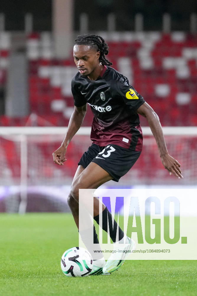 Jordy Makengo (SC Freiburg, 33) am Ball , Monaco, Fussball, UEFA Conference League, 2. Spieltag, Ligaphase , 2026 2027, AS Monaco vs. SC Freiburg, 22.10.2026, Stade Louis II, Monaco Monaco Stade Louis II Fontvieille Monaco