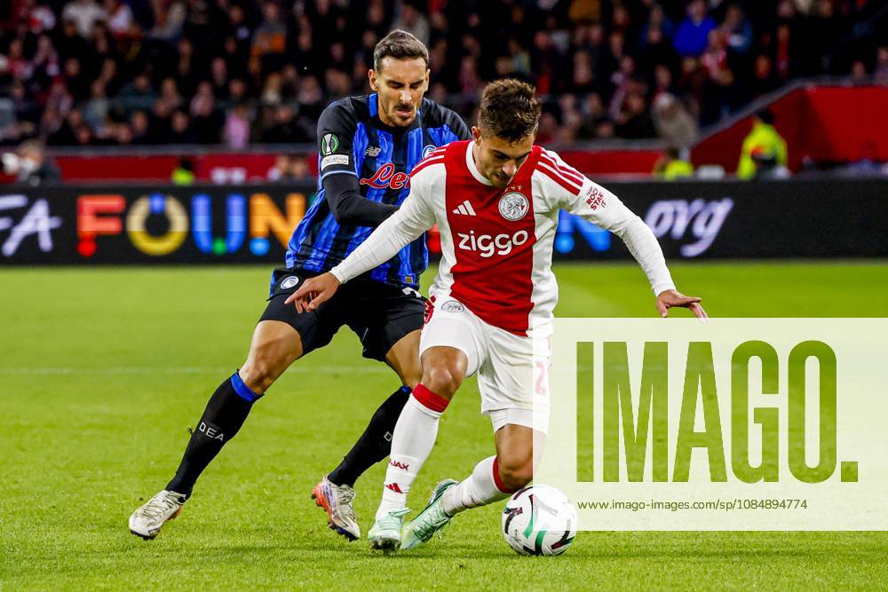 AMSTERDAM - Lucas Rosa of AFC Ajax battles for possession with Davide Zappacosta of Atalanta BC during the UEFA Conference League match between AFC Ajax and Atalanta BC at the Johan Cruijff ArenA on 22 October 2026 in Amsterdam, the Netherlands. WART BRINKERHOF ANP Conference League 2026 27 ANPxSportx xMarcelxterxBalsxIVx 573296188 originalFilename: 573296188