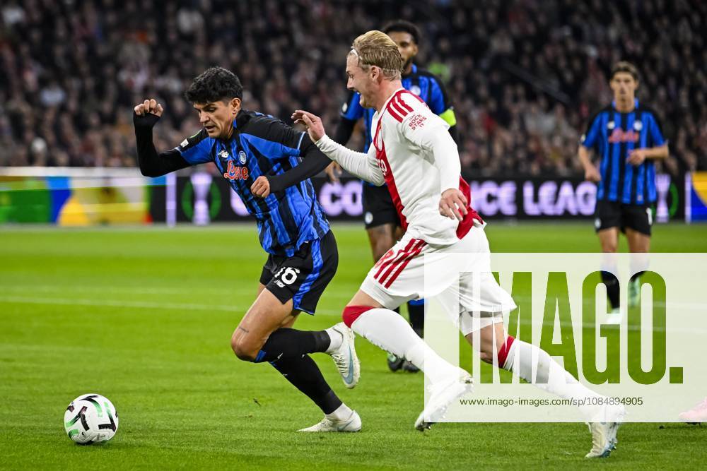 AMSTERDAM - (lr) Raoul Bellanova of Atalanta BC and Julian Brandt of Ajax during the UEFA Conference League match between AFC Ajax and Atalanta BC at the Johan Cruijff ArenA on 22 October 2026 in Amsterdam, the Netherlands. OLAF KRAAK ANP UEFA Conference League 2026 27 ANPxSportx IVx 573296361 originalFilename: 573296361