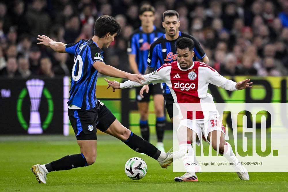 AMSTERDAM - (lr) Relja ObriÄ‡ of Atalanta BC and Marcos Leonardo of Ajax during the UEFA Conference League match between AFC Ajax and Atalanta BC at the Johan Cruijff ArenA on 22 October 2026 in Amsterdam, the Netherlands. OLAF KRAAK ANP UEFA Conference League 2026 27 ANPxSportx IVx 573297548 originalFilename: 573297548