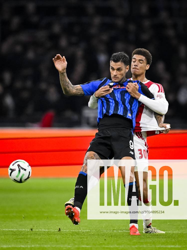 AMSTERDAM - (lr) Gianluca Scamacca of Atalanta BC and Aaron Bouwman of Ajax during the UEFA Conference League match between AFC Ajax and Atalanta BC at the Johan Cruijff ArenA on 22 October 2026 in Amsterdam, the Netherlands. OLAF KRAAK ANP UEFA Conference League 2026 27 ANPxSportx IVx 573297596 originalFilename: 573297596