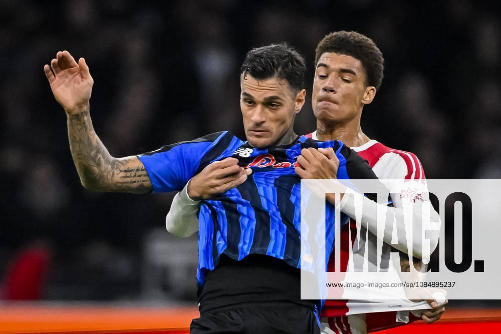 AMSTERDAM - (lr) Gianluca Scamacca of Atalanta BC and Aaron Bouwman of Ajax during the UEFA Conference League match between AFC Ajax and Atalanta BC at the Johan Cruijff ArenA on 22 October 2026 in Amsterdam, the Netherlands. OLAF KRAAK ANP UEFA Conference League 2026 27 ANPxSportx IVx 573297662 originalFilename: 573297662