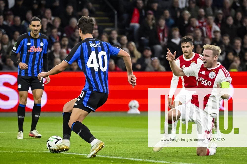 AMSTERDAM - (lr) Davide Zappacosta of Atalanta BC, Relja ObriÄ‡ of Atalanta BC, Lucas Rosa of Ajax and Davy Klaassen of Ajax during the UEFA Conference League match between AFC Ajax and Atalanta BC at the Johan Cruijff ArenA on 22 October 2026 in Amsterdam, the Netherlands. OLAF KRAAK ANP UEFA Conference League 2026 27 ANPxSportx IVx 573298301 originalFilename: 573298301