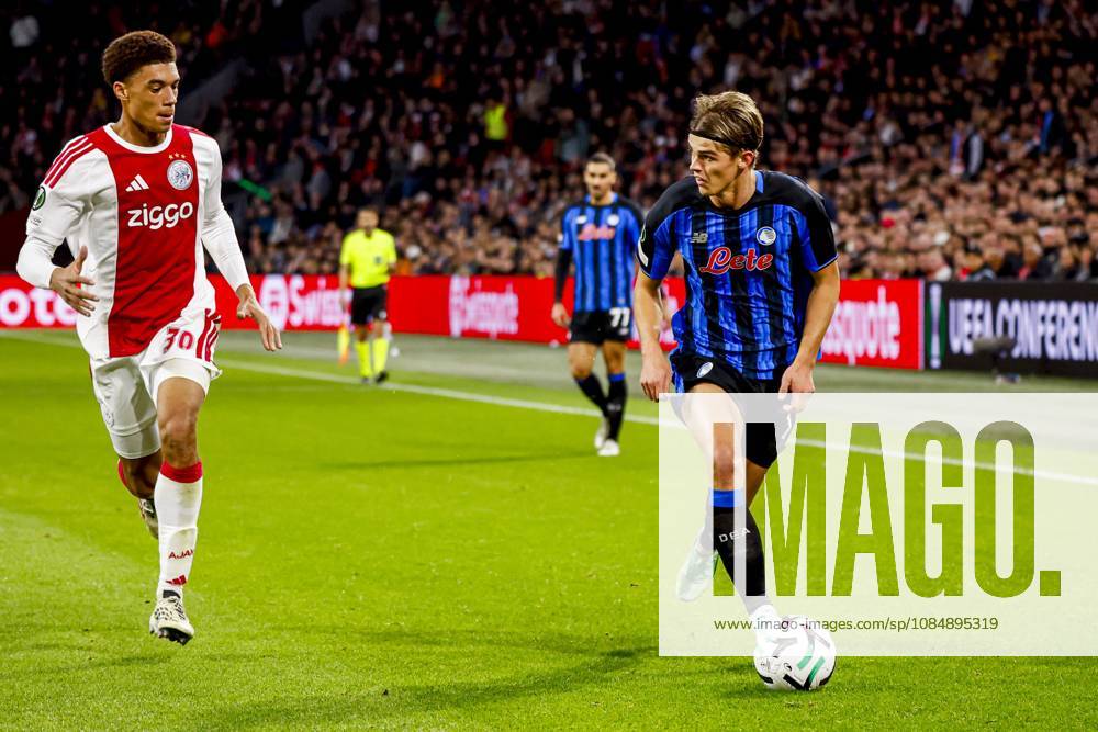 AMSTERDAM - Charles De Ketelaere of Atalanta BC dribbles with the ball under pressure from Aaron Bouwman of AFC Ajax during the UEFA Conference League match between AFC Ajax and Atalanta BC at the Johan Cruijff ArenA on October 22, 2026 in Amsterdam, the Netherlands. WART BRINKERHOF ANP Conference League 2026 27 ANPxSportx xMarcelxterxBalsxIVx 573298474 originalFilename: 573298474