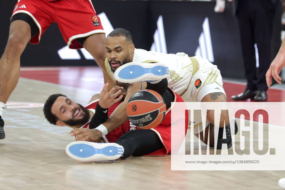 Bayerns 4 Duane WASHINGTON vs DubaDubais 0 OKOBO. Basketball: Bayern - Dubai. Euroleague, FC Bayern Basketball - Dubai Basketball, Runde 7, Saison 2026-2027, am 22.10.2026 in Muenchen, S A P G A R D E N, Deutschland. Quelle Copyright Credit : Oryk HAIST